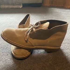 CLARKS men’s Tan Suede Ankle Boots